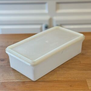 Vintage Tupperware Cracker Keeper with Matching Lid - 677